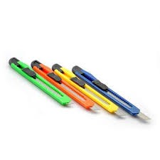 CUTTER CELICA CHICO PLASTICO 17CMS/NAVAJA 18MM